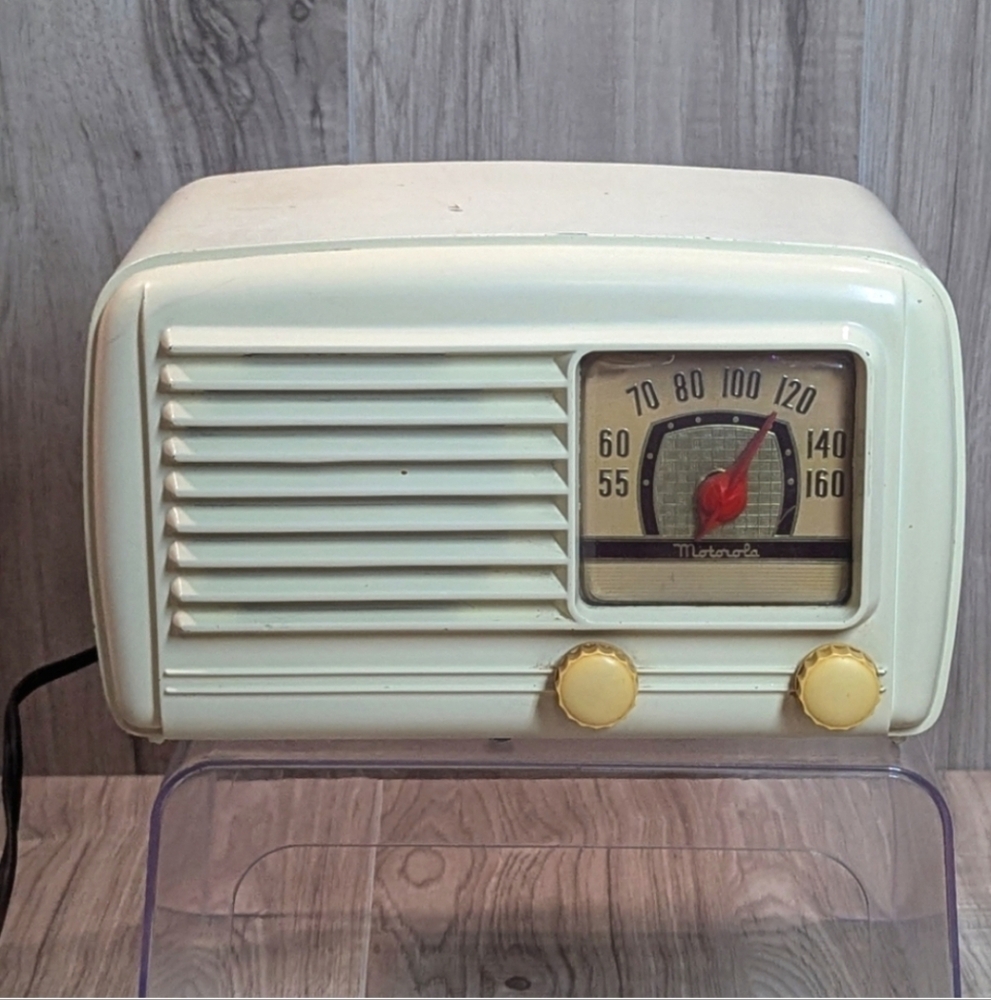 Motorola Table Radio 58A Ivory Bakelite Tube Vintage (1948) Retro AM